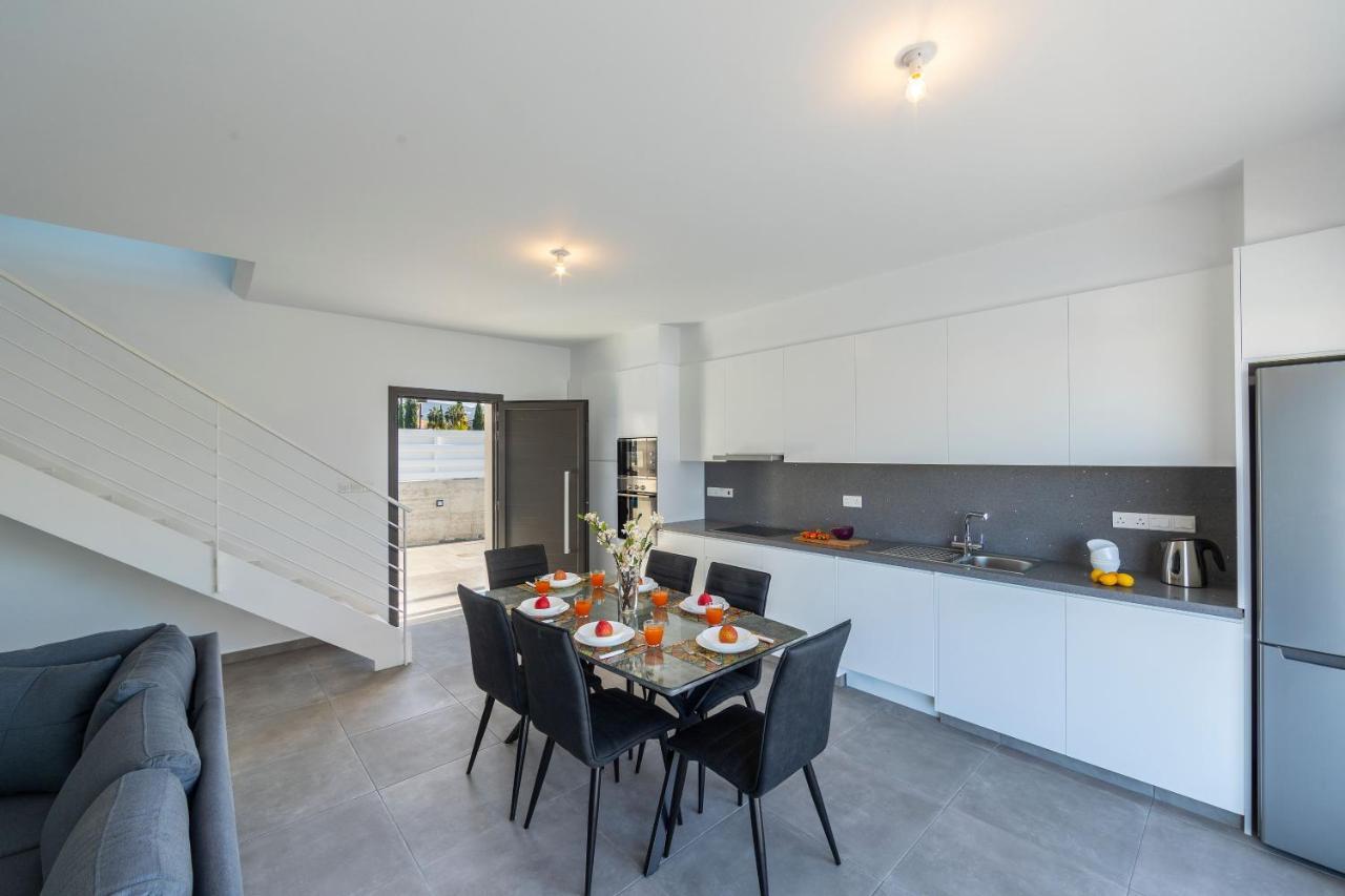 Villa Marlene, Walking Distance To Coral Beach! بييا المظهر الخارجي الصورة